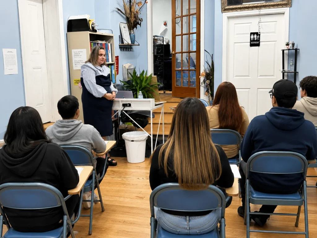 Estudiantes durante una clase de manejo en Sonia’s Driving School en Massachusetts
